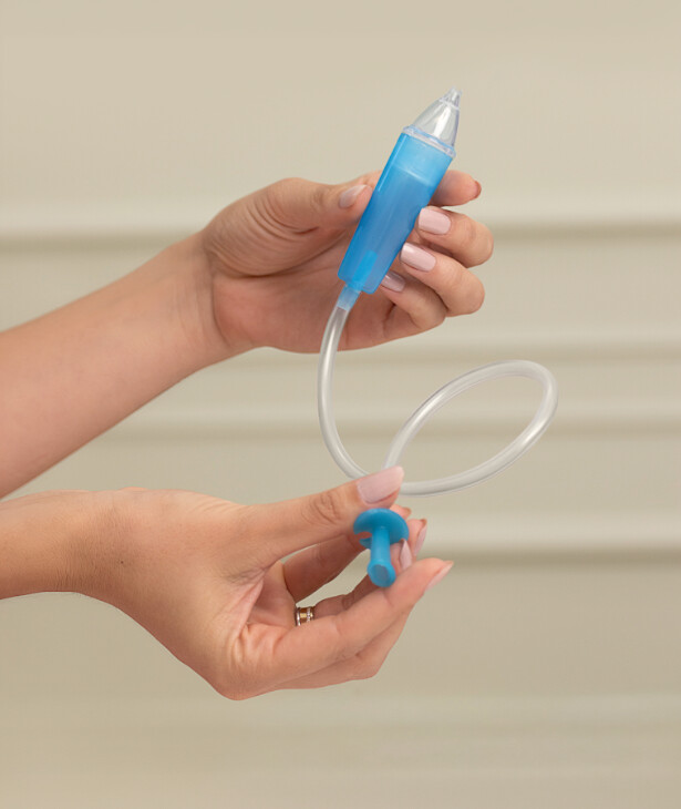 c41511b9 Capturadetela2026 07 14114158 Caneta com tubo de sucção em mão feminina.