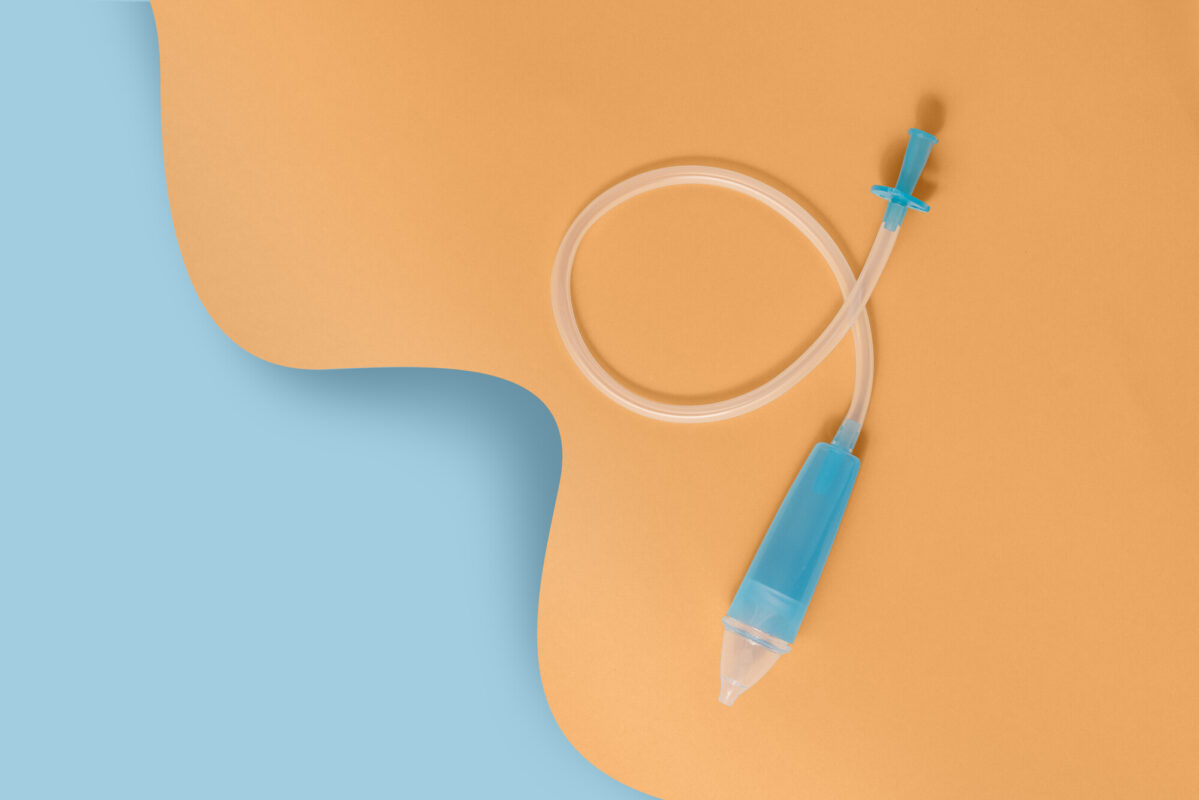 Dispositivo médico com mangueira azul sobre fundo laranja