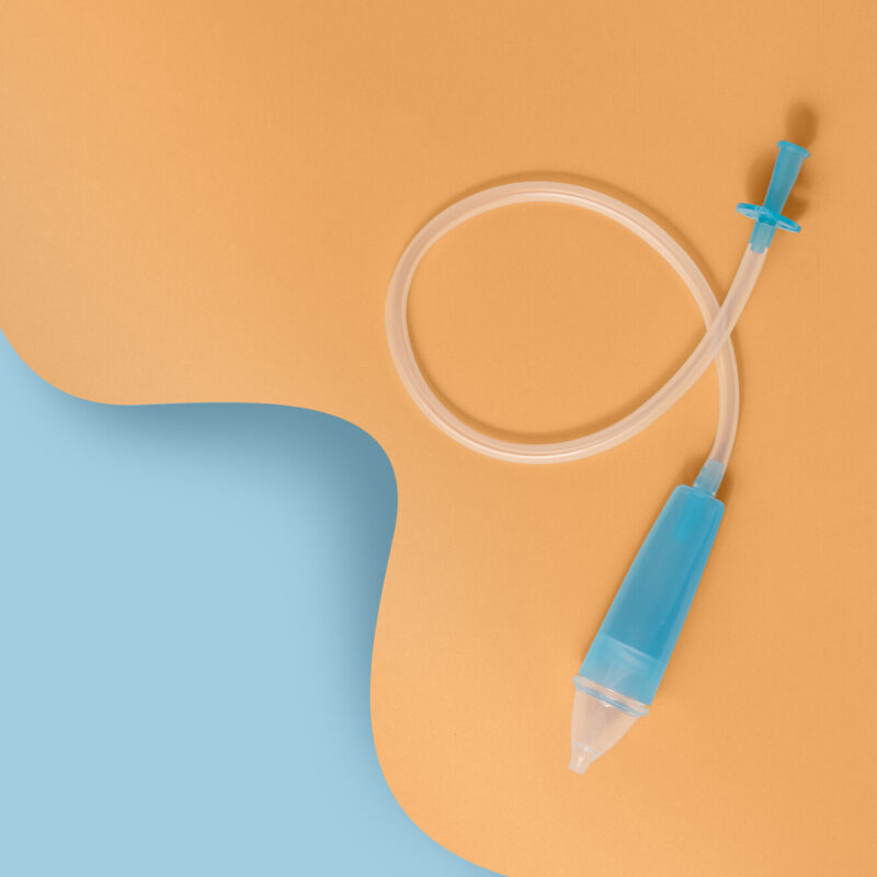Dispositivo médico com mangueira azul sobre fundo laranja