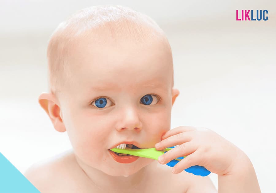bebe com escova de dentes
