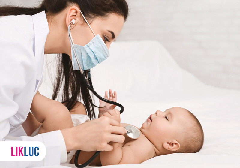 Médica examinando bebê com estetoscópio