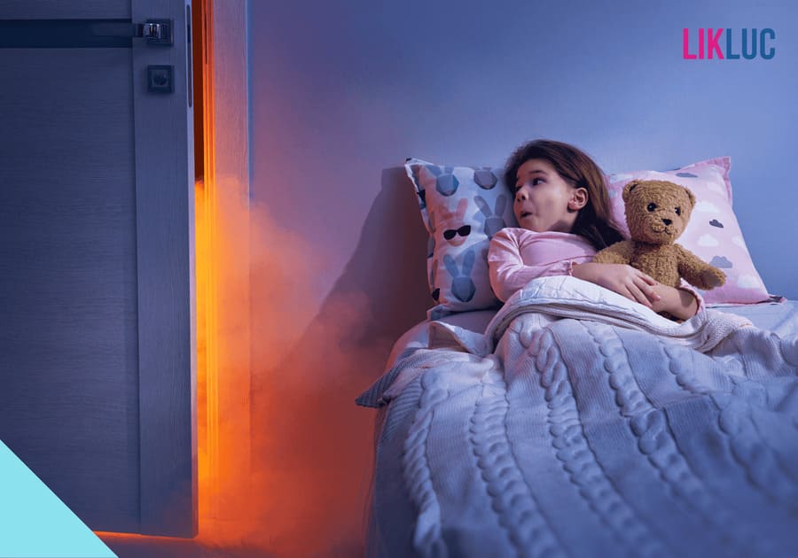 menina olhando para a porta
