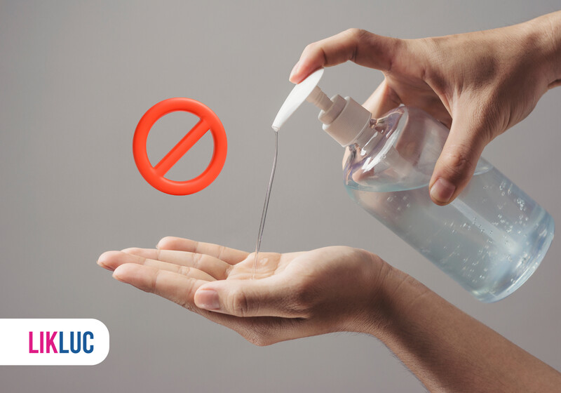 bebe dormindo no berco11 Aplicação de álcool em gel nas mãos para higienização