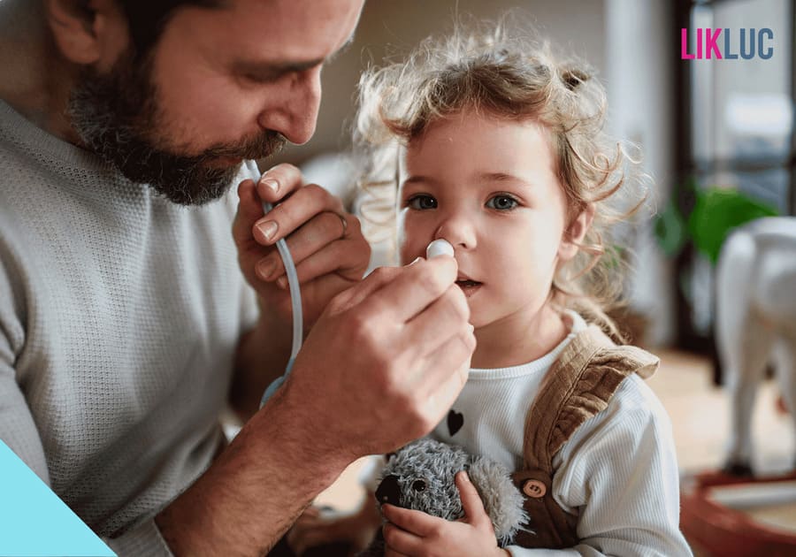 pai utilizando aspirador nasal na criança