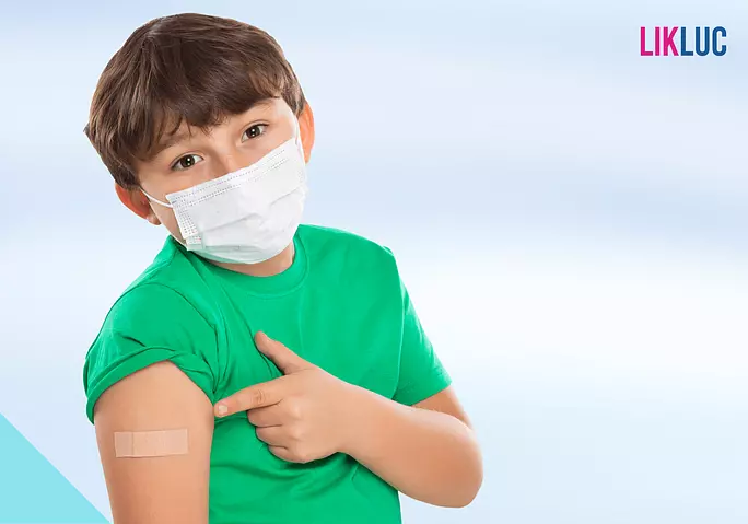 Criança apontando para braço que tomou vacina