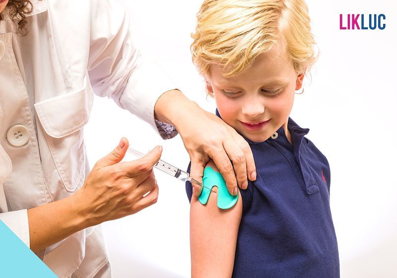 Criança tomando vacina com o pikluc para aliviar a dor