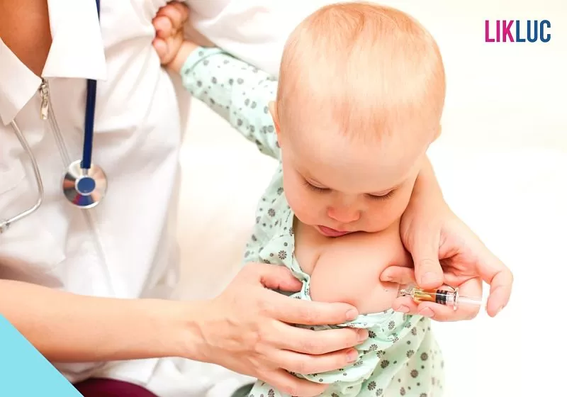 Bebê no colo da médica tomando uma injeção 