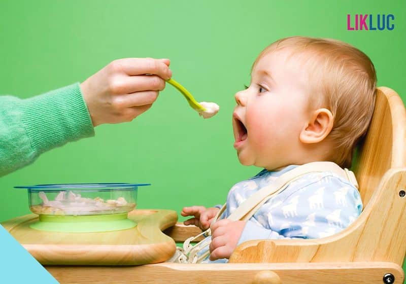 bebe de boca aberta sendo alimentado pela mãe