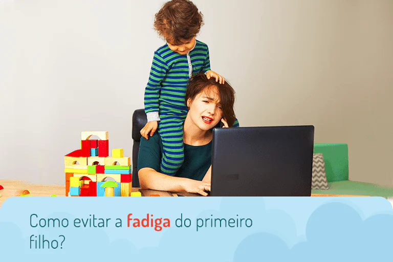 Mãe cansada trabalhando enquanto seu filho está brincando