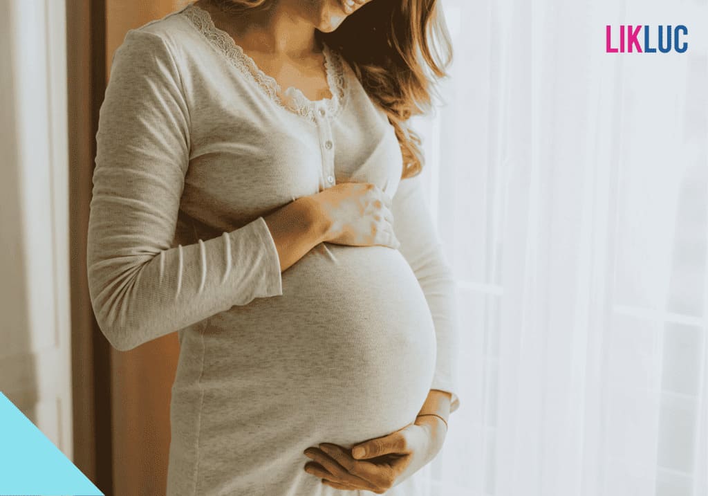 gestante segurando a barriga