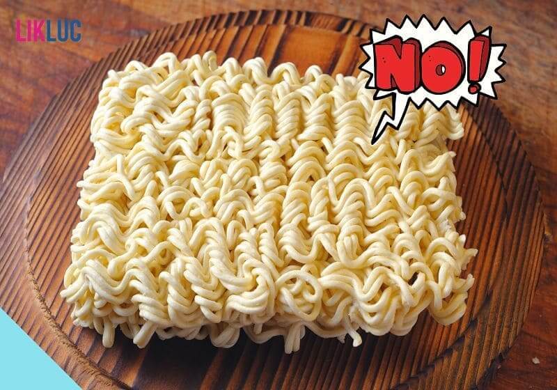 Miojo cru em cima de um prato de cozinha