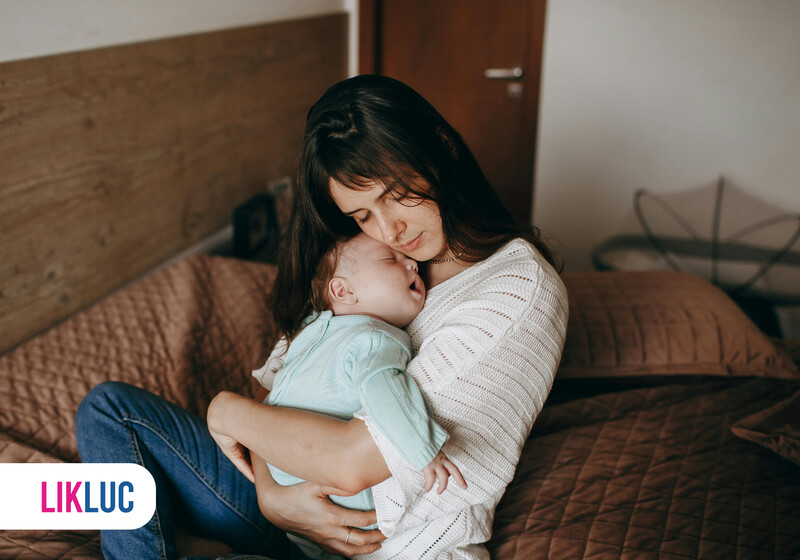 f9c024e1 bebe dormindo no berco48 Mãe segurando bebê em um quarto aconchegante