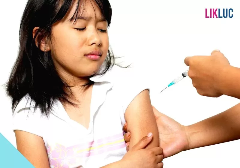 Menina incomodada com a água da enfermeira