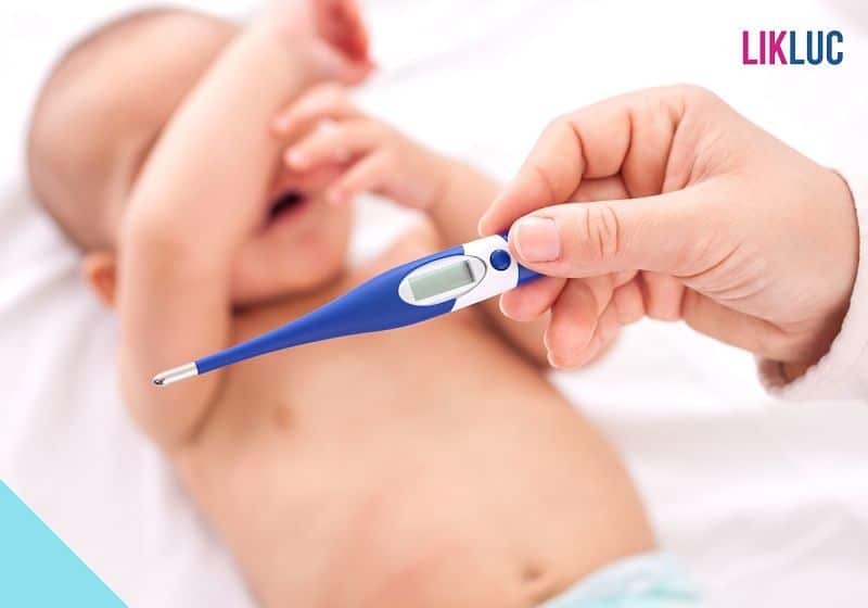 termometro e bebe com febre de fundo