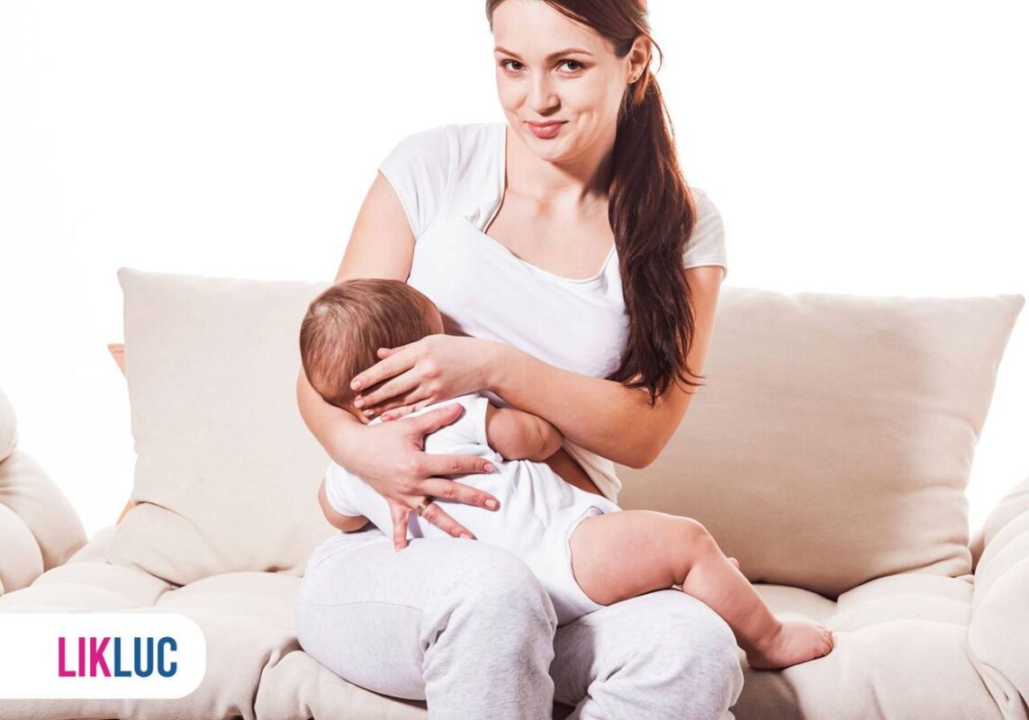 Mãe amamentando com bebê no colo