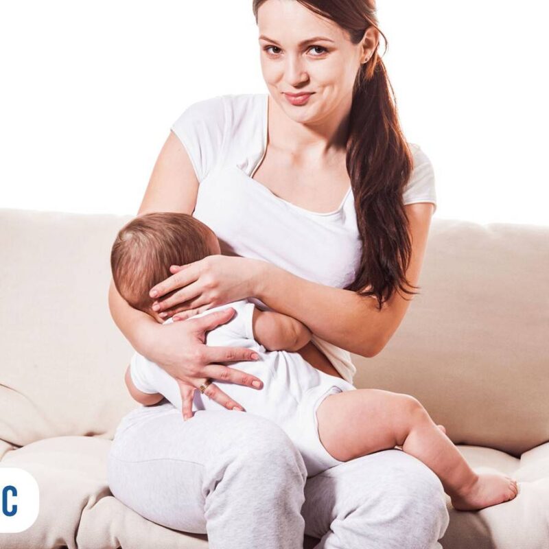 Mãe amamentando com bebê no colo