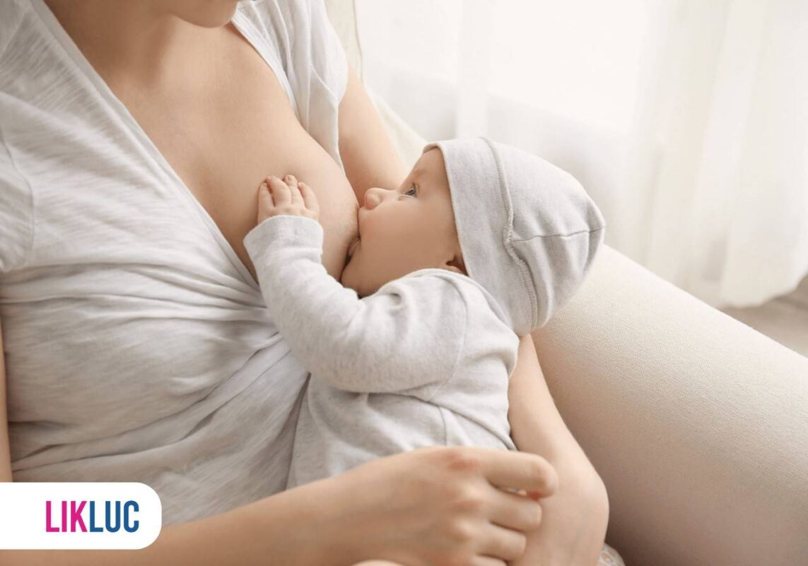 mãe amamentando um bebê