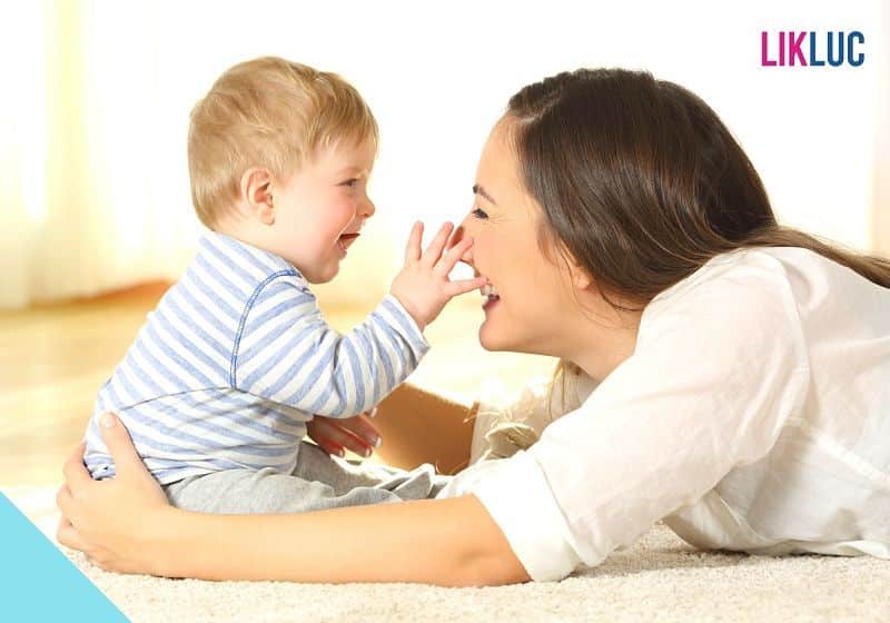 mãe brincando com bebe sorrindo