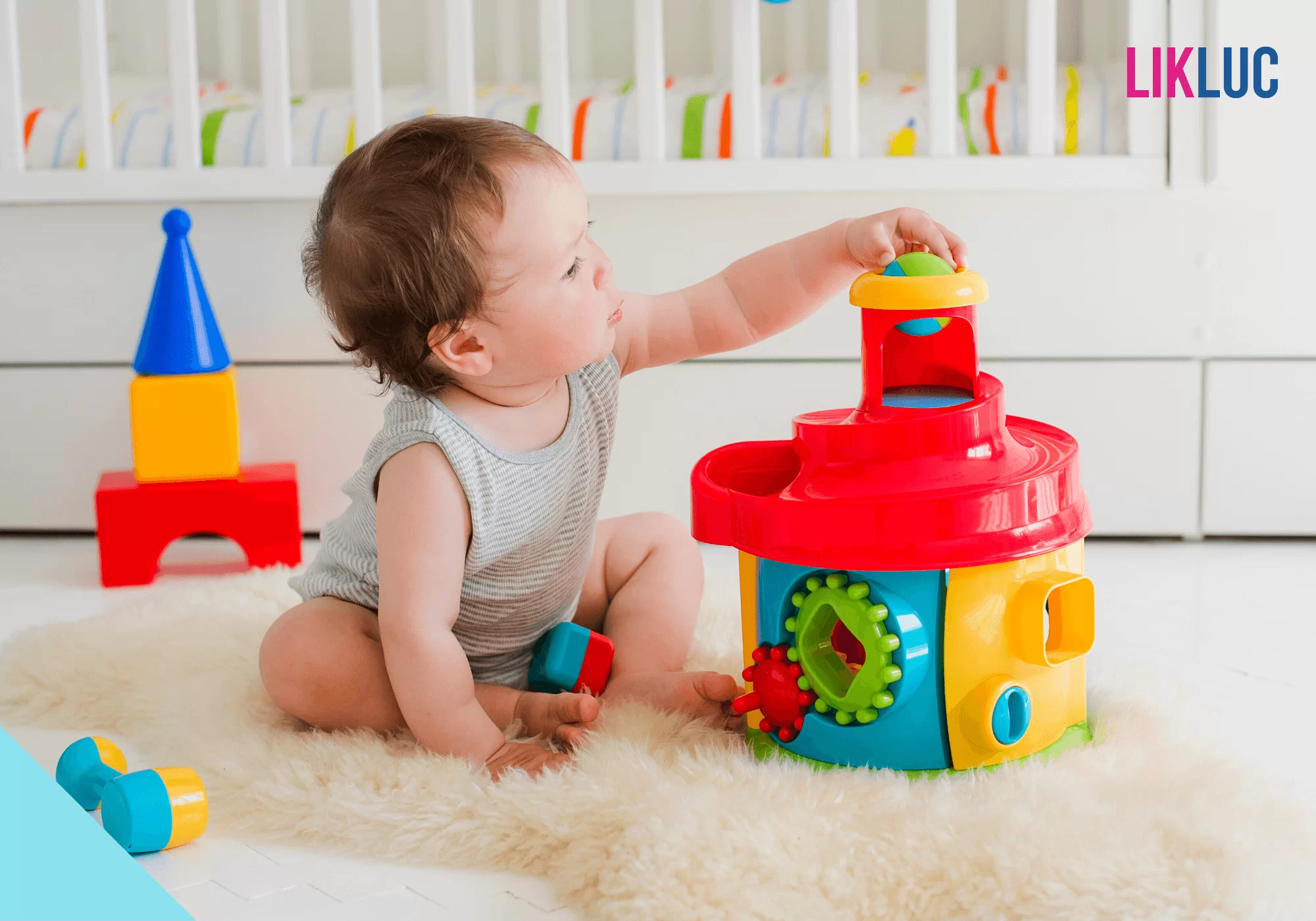 bebe brincando com peças de encaixar