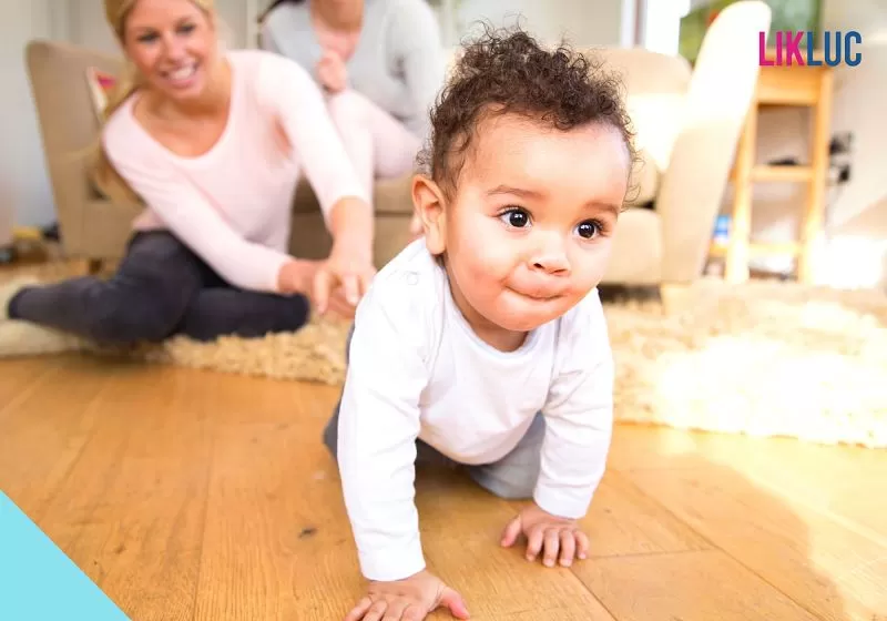bebê brincando com a sua mãr na sala