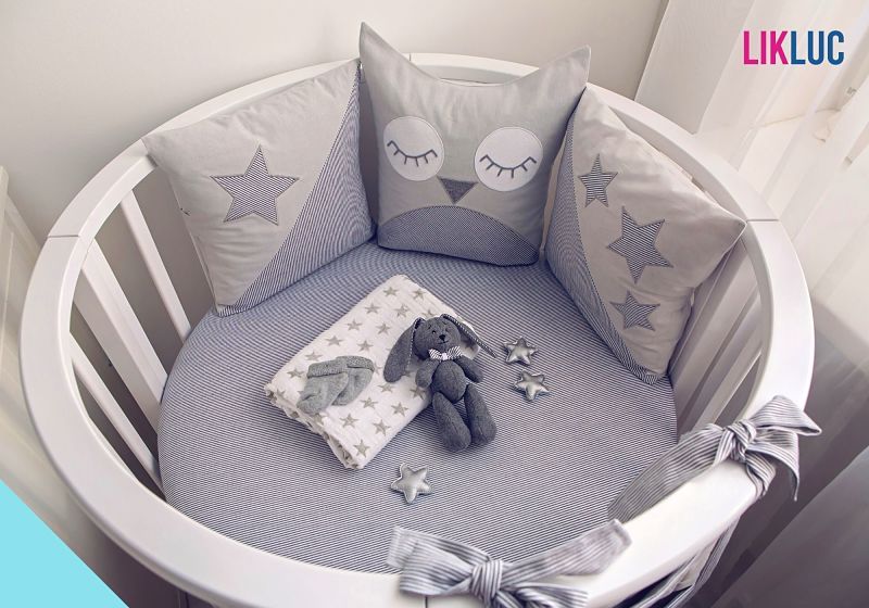 berço confortável no quarto do bebe