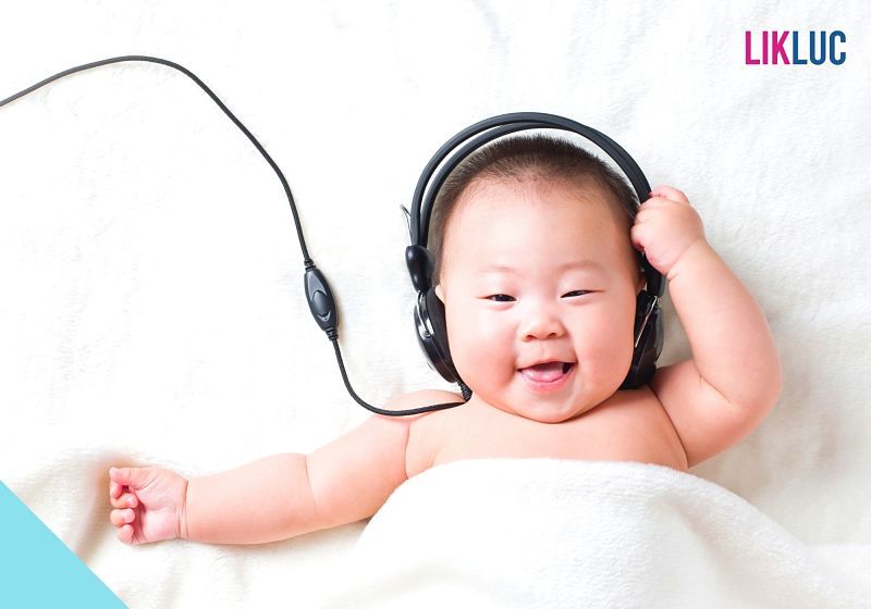 fone de ouvido no bebe para ele escutar musica