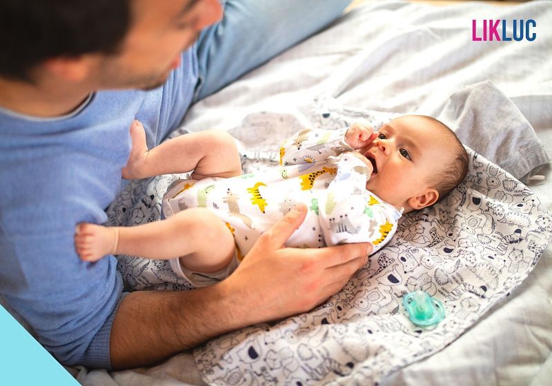 pai contando historia para bebe