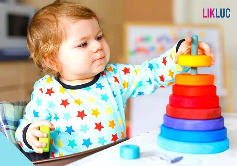 bebe em desenvolvimento brincando com coordenação motora