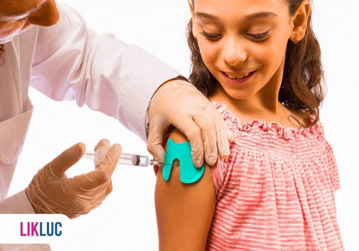 enfermeira aplicando vacina com pikluc em menina adolescente