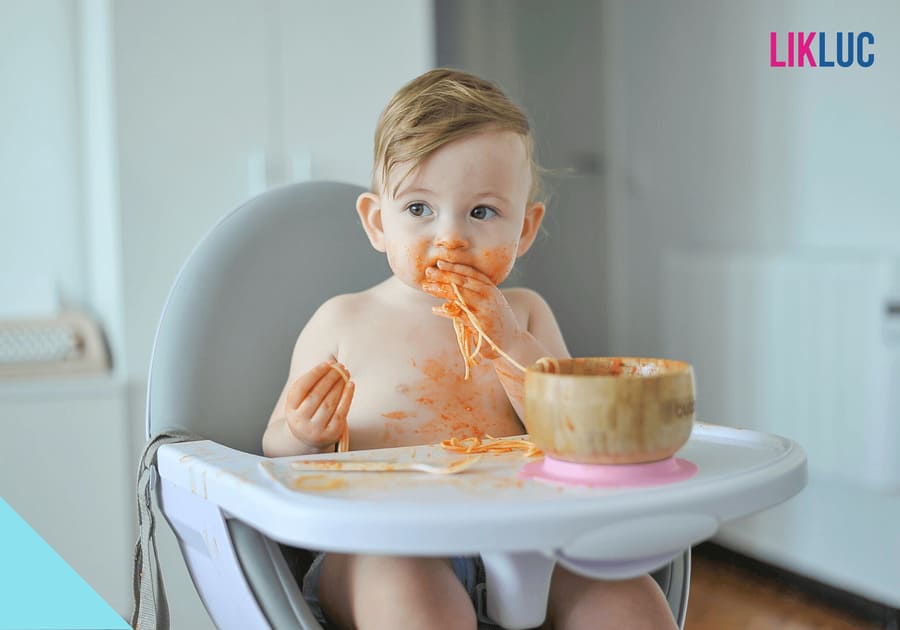 bebe sujo com comida