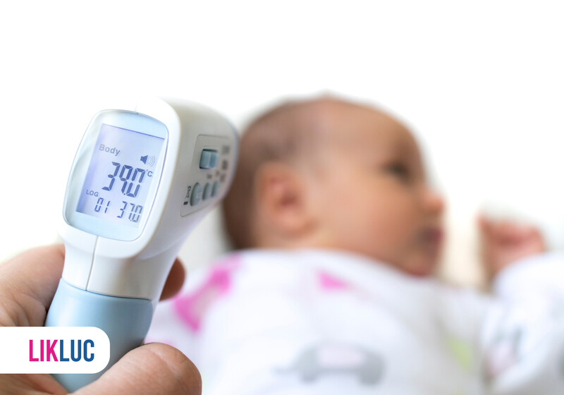 e014521d bebe dormindo no berco49 Termômetro digital medindo temperatura de bebê