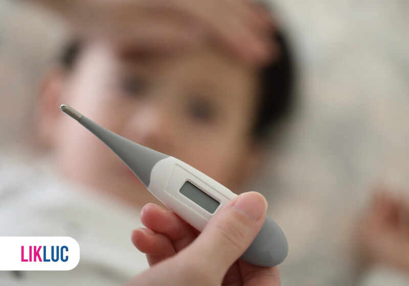 4ae27388 bebe dormindo no berco Termômetro digital medindo febre em criança