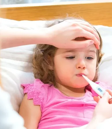 bebe com febre com termômetro na boca