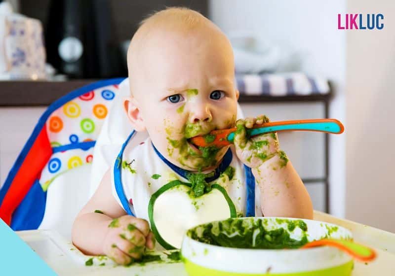 bebê todo suja de papinha verde