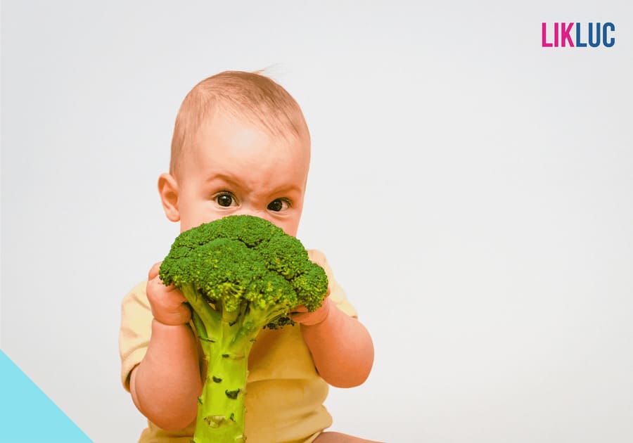 bebe comendo brocolis sozinho