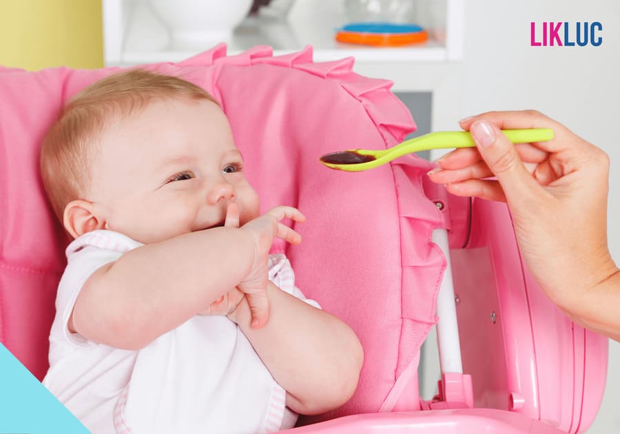 Bebe sorrindo para papinha
