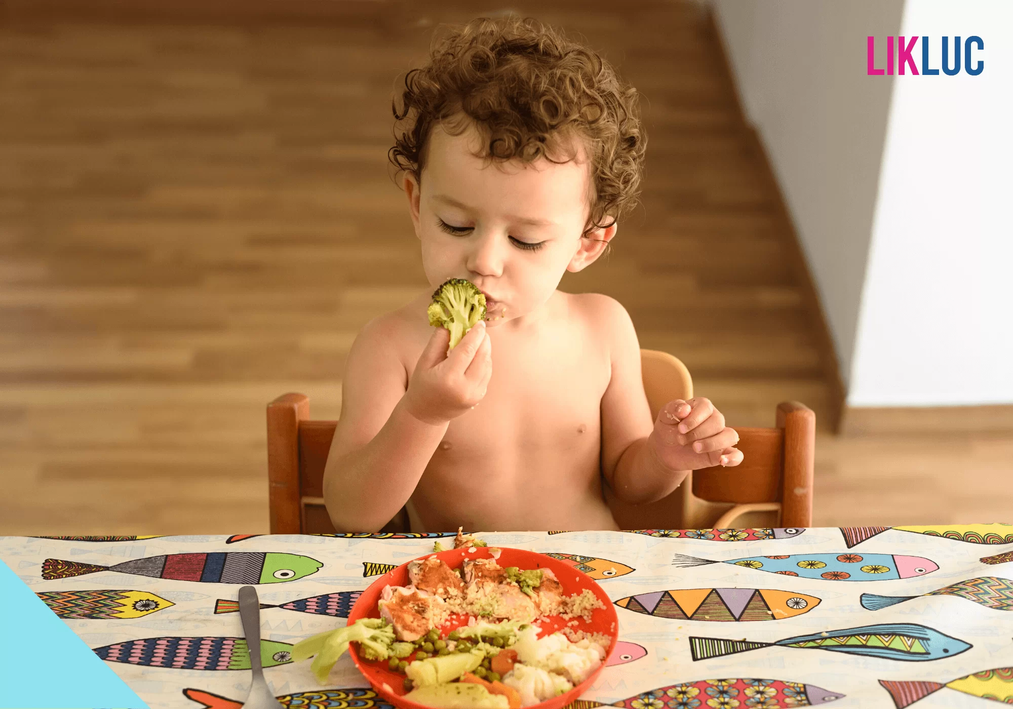criança se alimentando sozinha