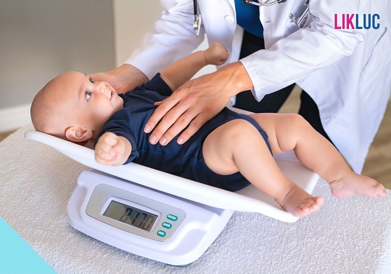 pediatra pesando bebê em balança
