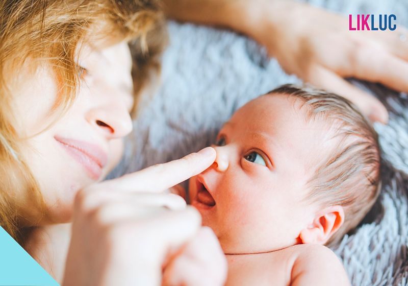 Mãe brincando com bebê em momento carinhoso