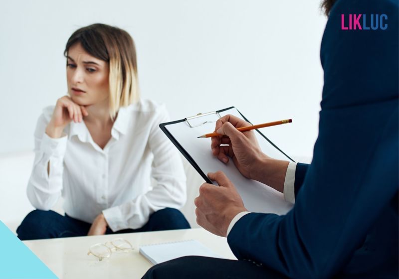 Mulher durante consulta com psicólogo