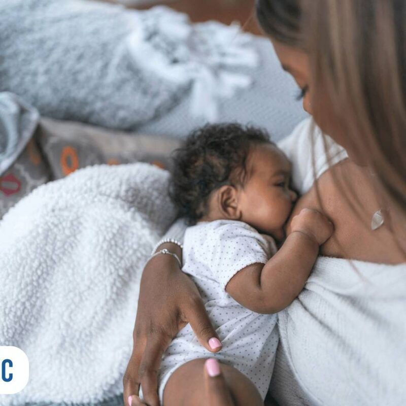 Bebê mamando no seio da mãe