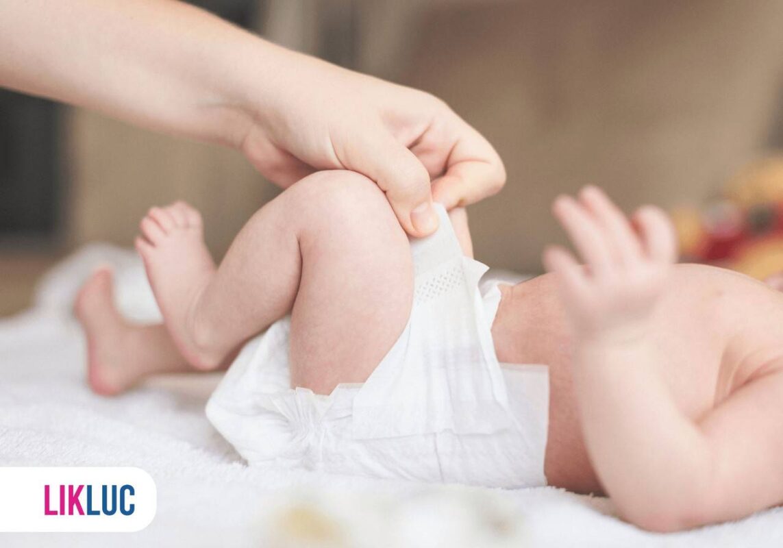 Bebê trocando fralda