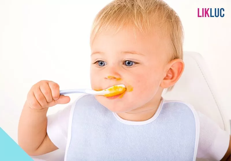 beb%C3%AA comendo papinha com colher opt bebê loiro de olhos azuis comendo papinha laranja