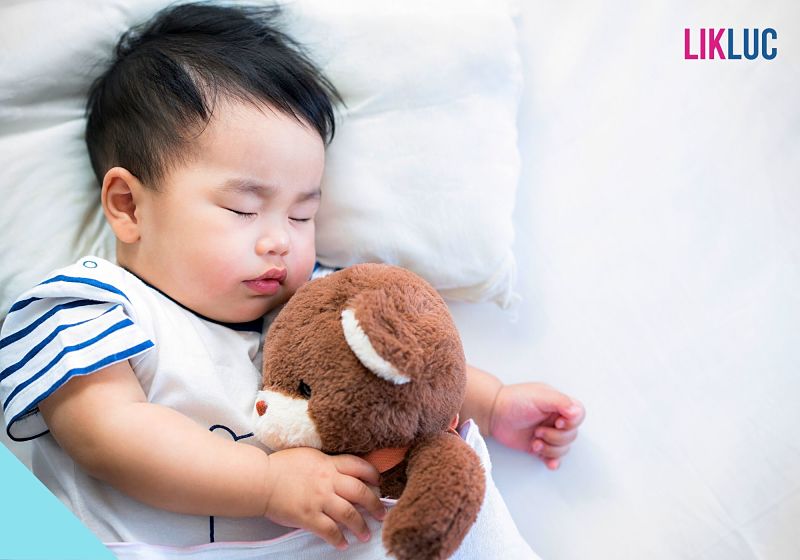 Bebê dormindo com ursinho de pelúcia