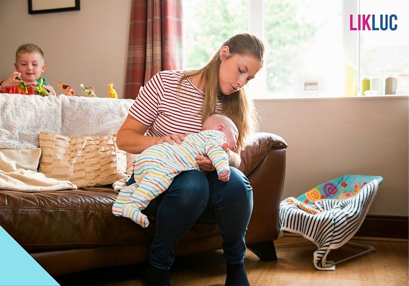 mãe fazendo bebê arrotar opt mãe fazendo o bebê arrotar sentada no sofá