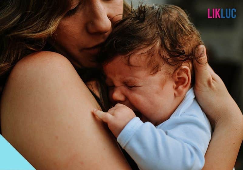 mãe segurando bebê contra o peito opt mãe segurando o bebê chorando contra o peito