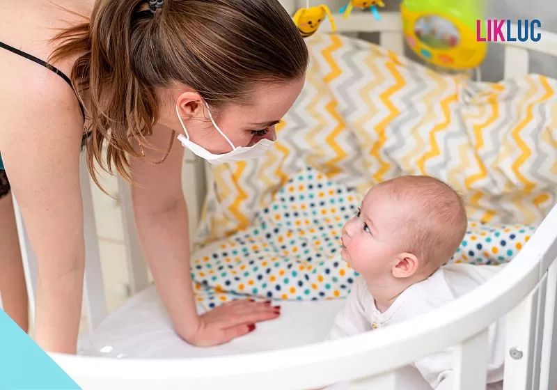 mulher falando com beb%C3%AA usando m%C3%A1scara opt mulher de máscara descartável falando com bebê recém nascido no berço