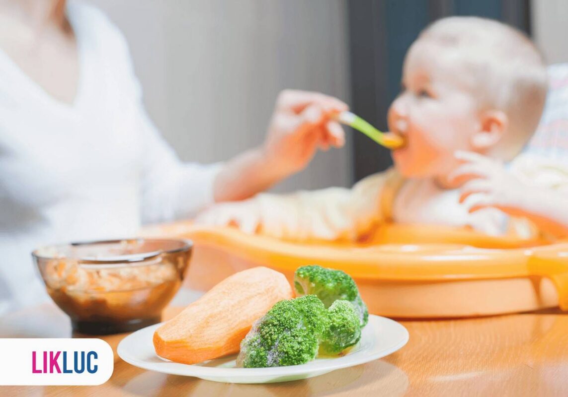 Bebê comendo papinha de legumes