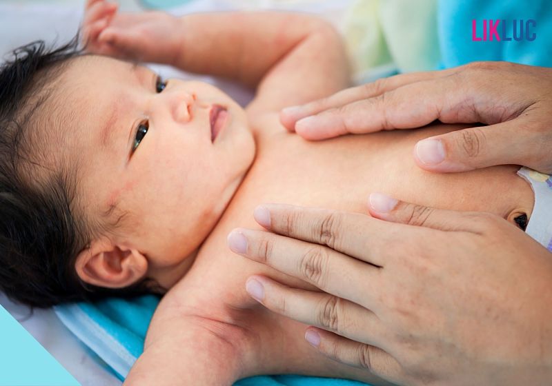 Bebê recebendo massagem relaxante