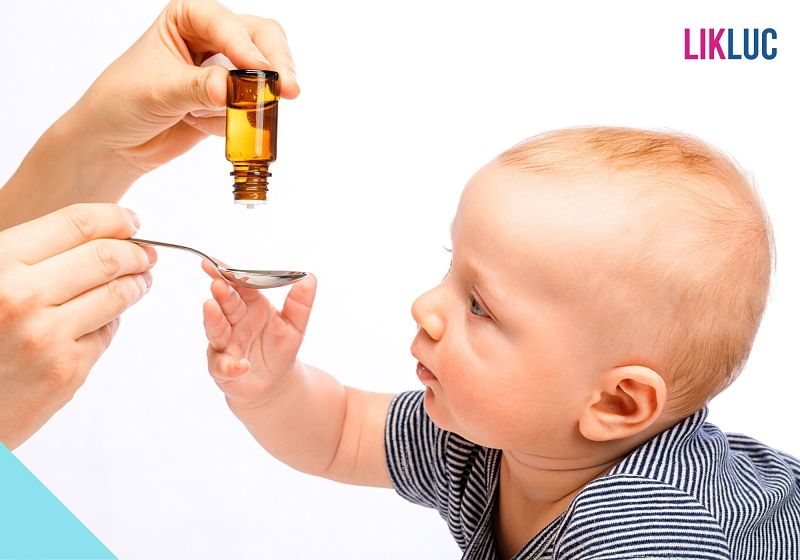 Criança recebendo medicamento com colher.